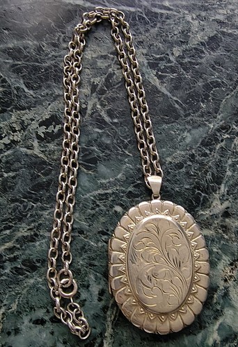 Large vintage 1970s victorian - vintage,