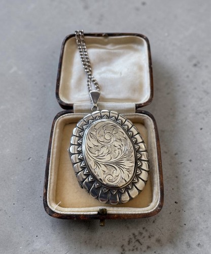 Large vintage 1970s victorian - vintage,